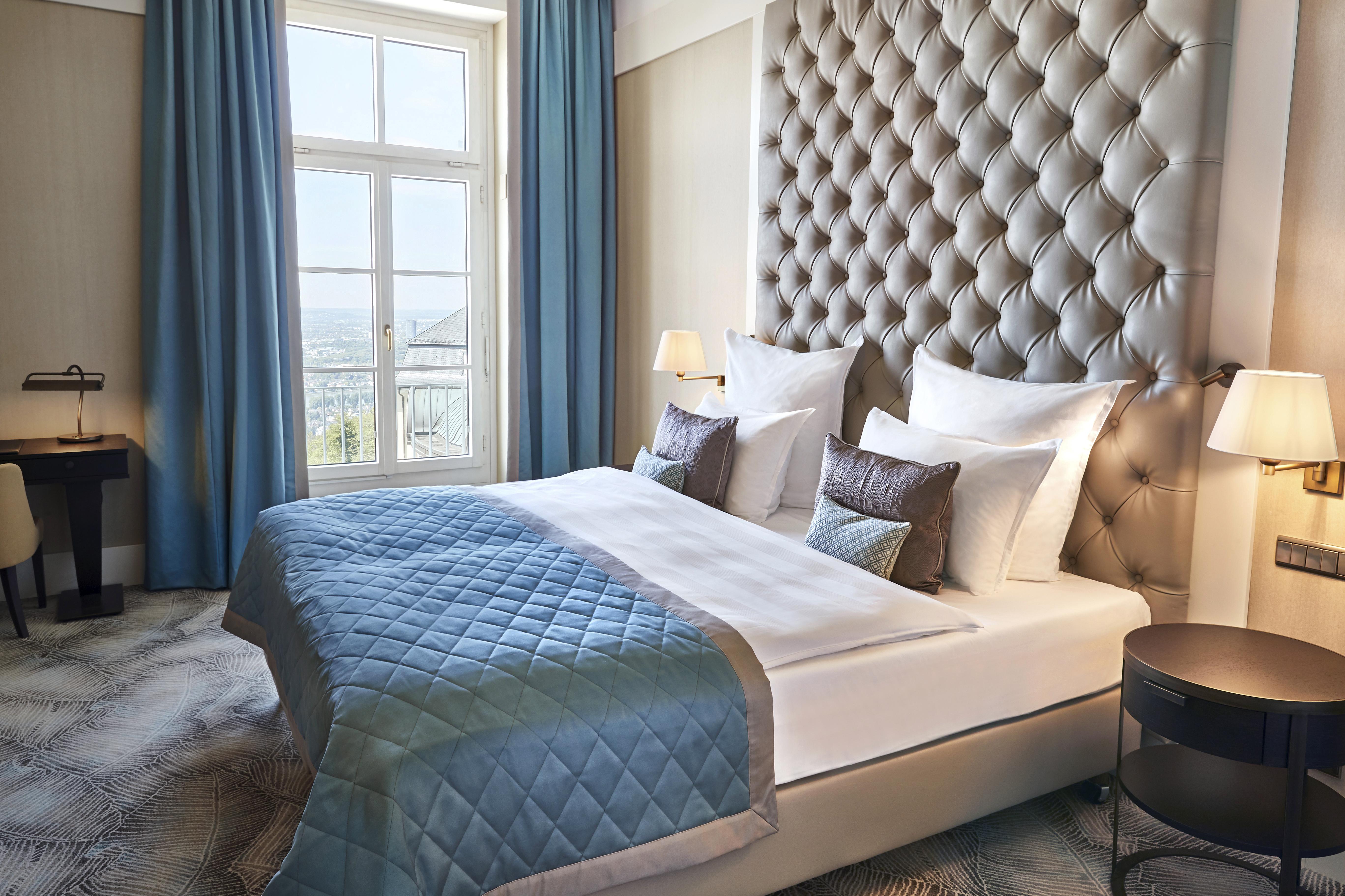 Steigenberger Icon Grandhotel & Spa Petersberg Königswinter Dış mekan fotoğraf A bedroom at the hotel