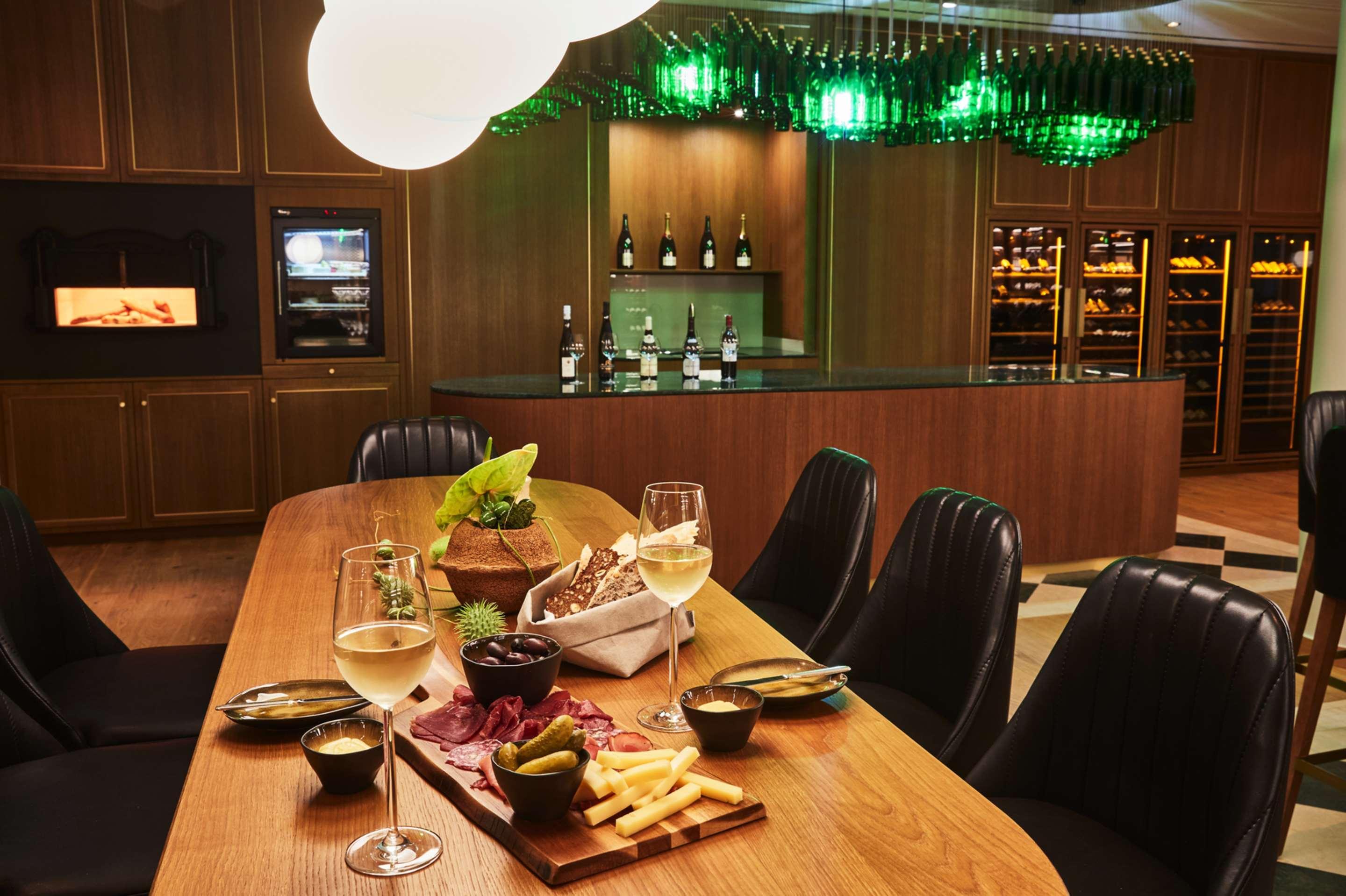 Steigenberger Icon Grandhotel & Spa Petersberg Königswinter Dış mekan fotoğraf The Wine Bar