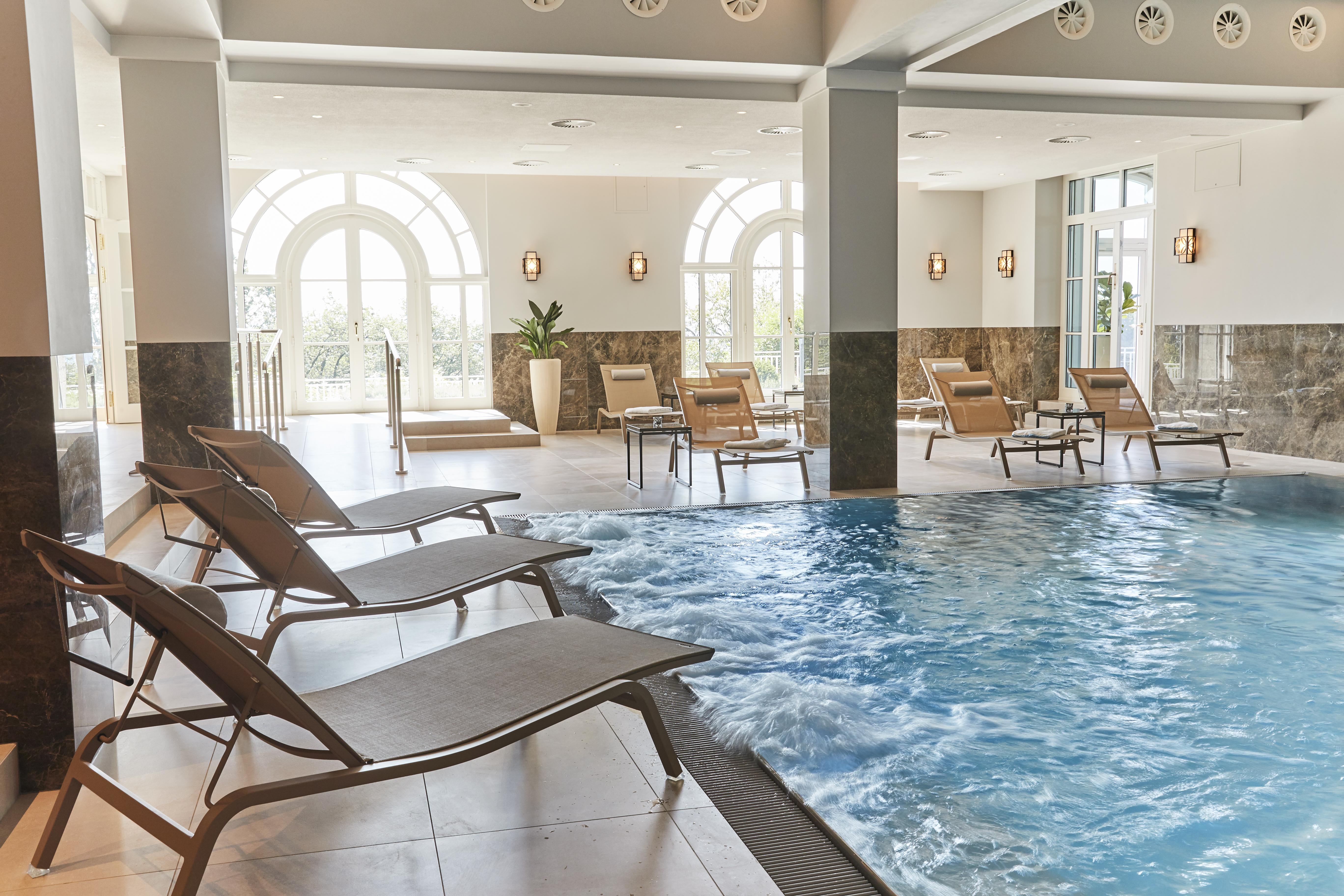 Steigenberger Icon Grandhotel & Spa Petersberg Königswinter Dış mekan fotoğraf The swimming pool at the Hotel