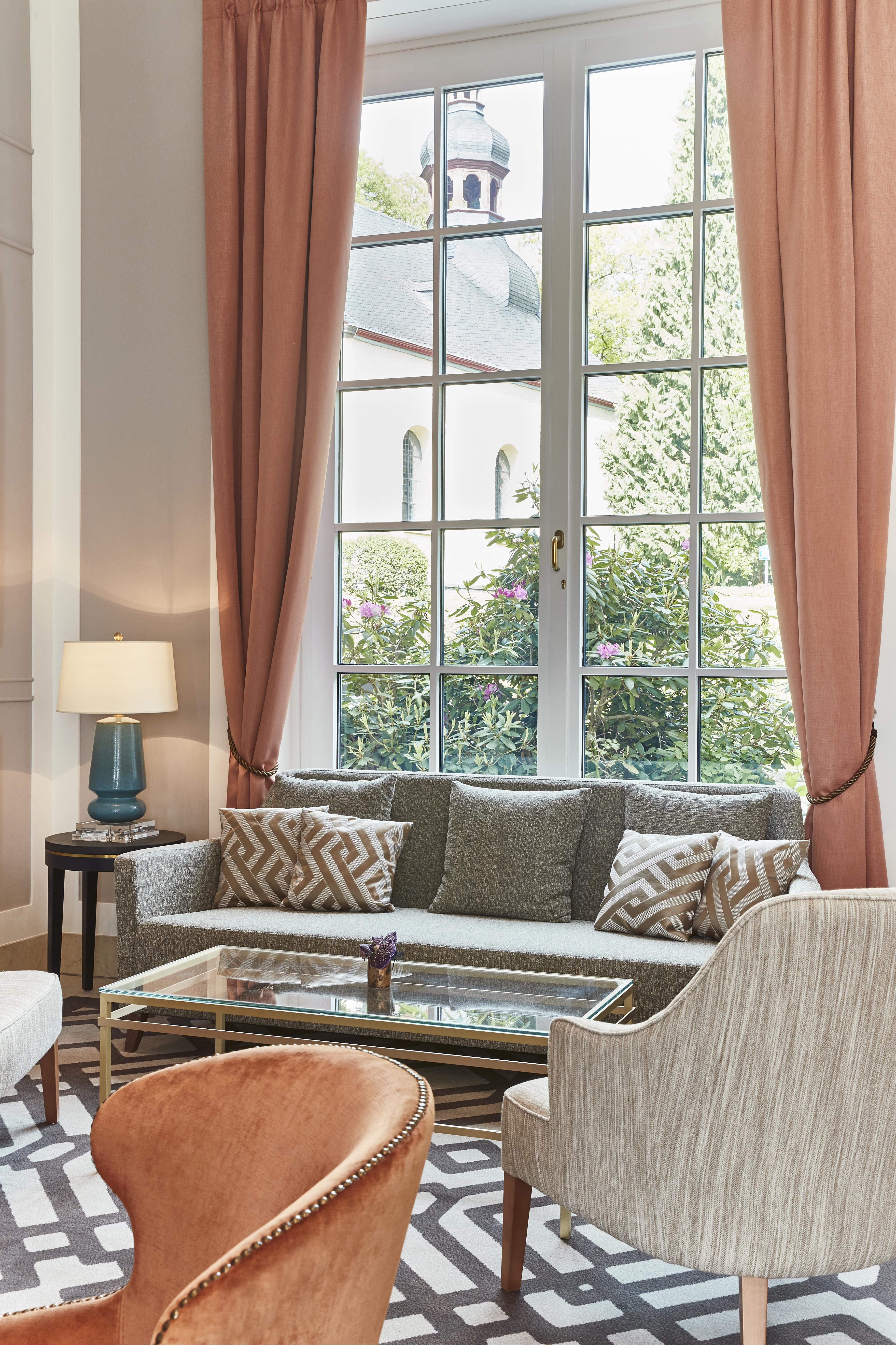 Steigenberger Icon Grandhotel & Spa Petersberg Königswinter Dış mekan fotoğraf A living room with a sofa