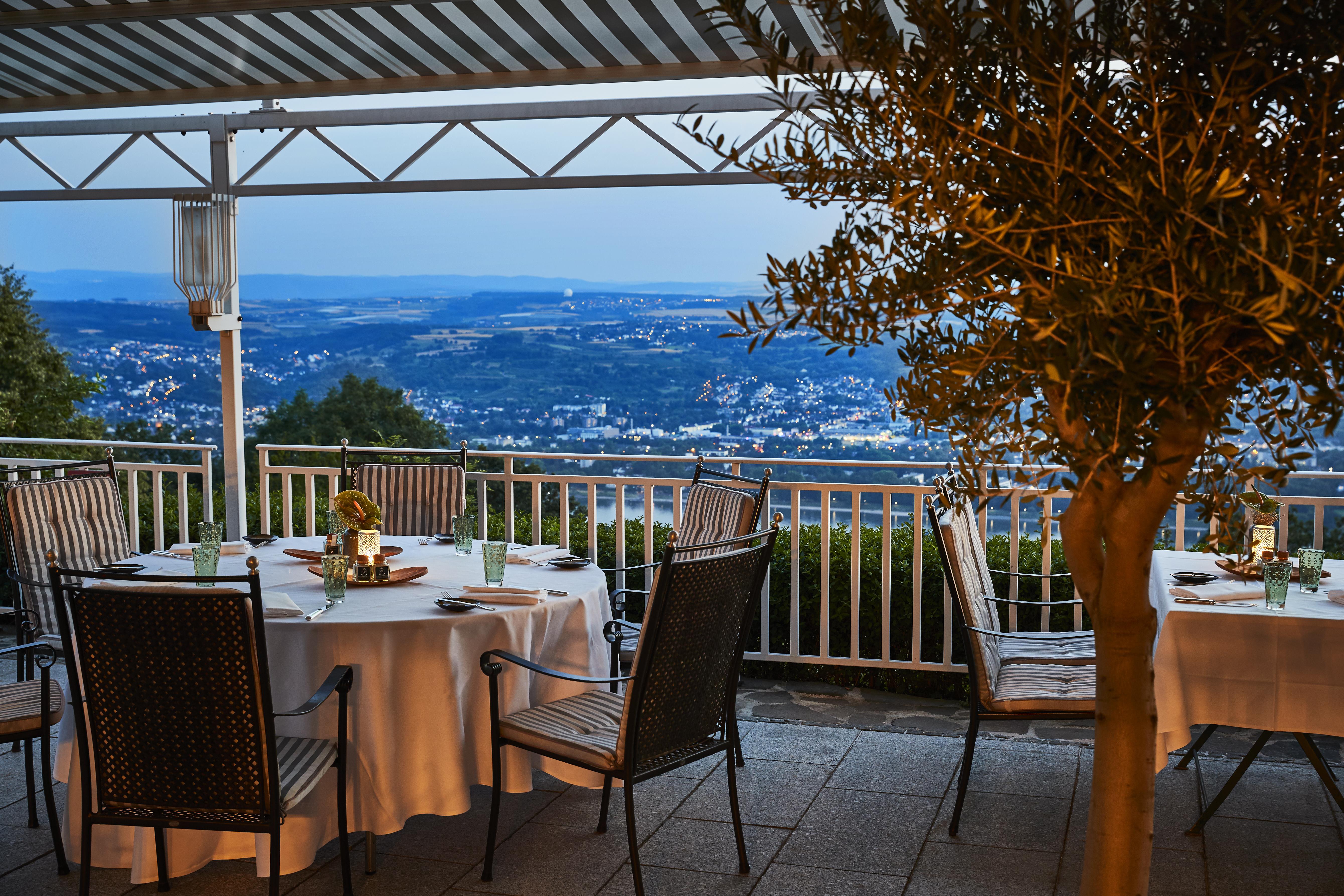 Steigenberger Icon Grandhotel & Spa Petersberg Königswinter Dış mekan fotoğraf The restaurant