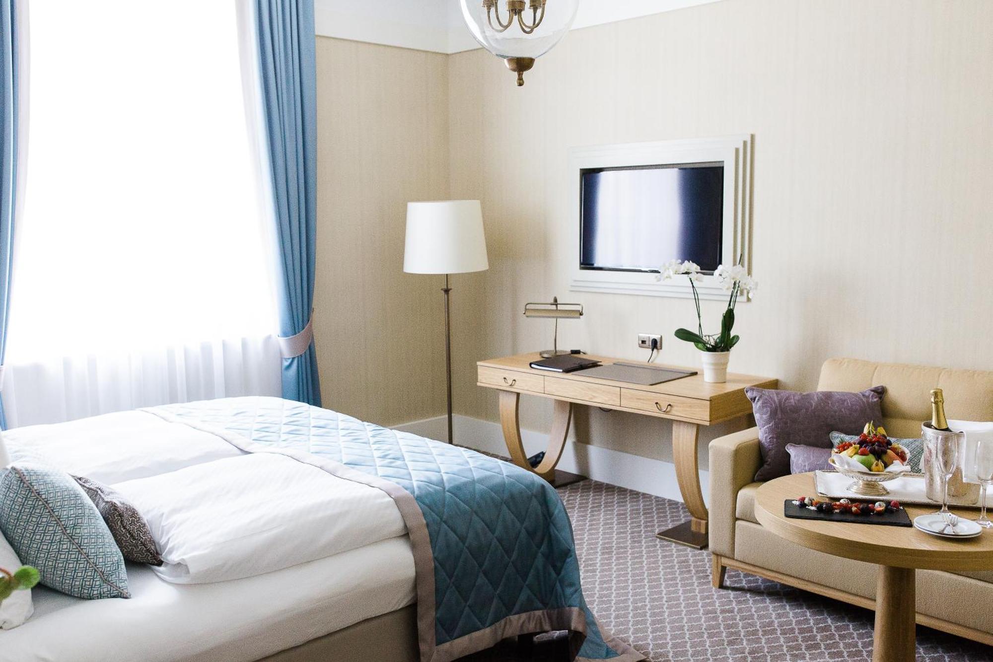 Steigenberger Icon Grandhotel & Spa Petersberg Königswinter Dış mekan fotoğraf A room at the hotel