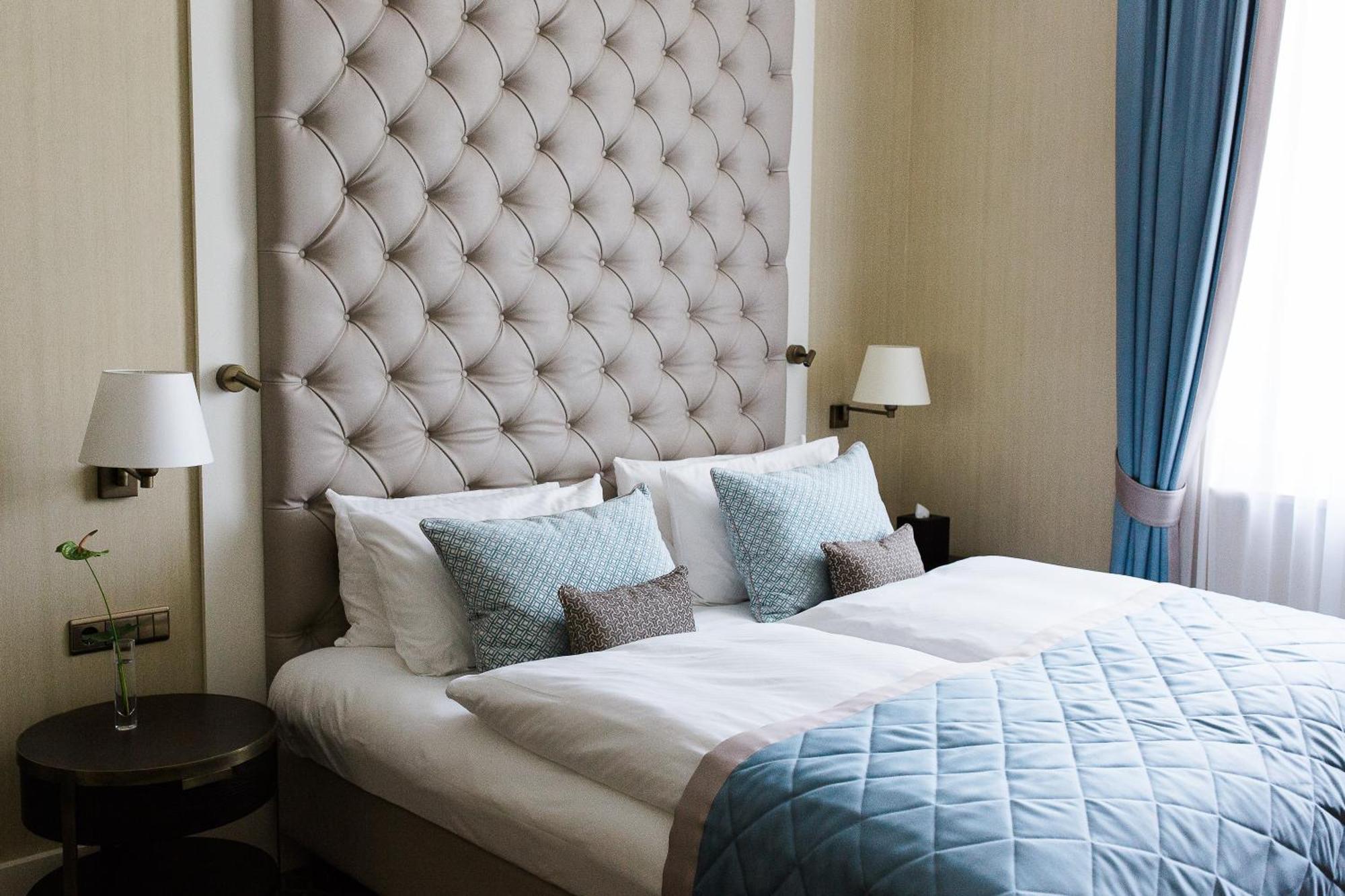 Steigenberger Icon Grandhotel & Spa Petersberg Königswinter Dış mekan fotoğraf A bedroom at the hotel